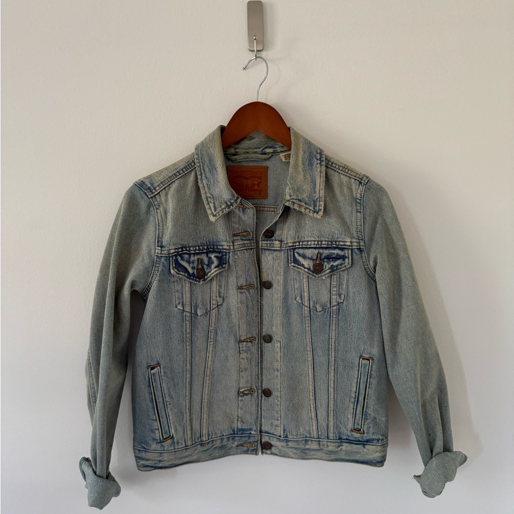 Levi’s Denim Trucker Jacket — Women’s Size Medium